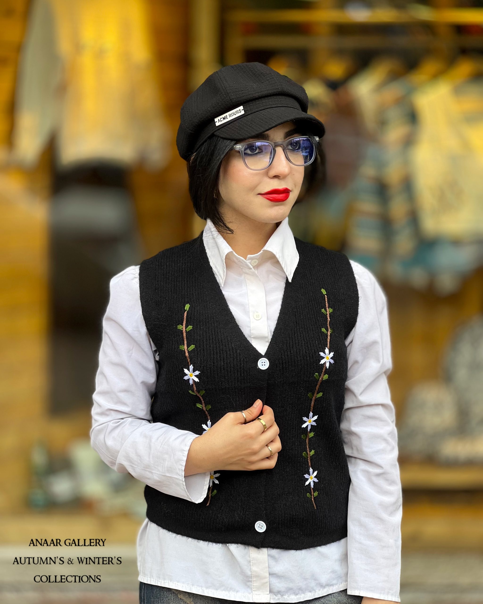photo-output 55 جلیقه بافت گلدوزی در پنج رنگ - Image 1