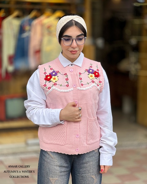 photo-output 9 جلیقه بافت گلدوزی شده در چهار رنگ - Image 1